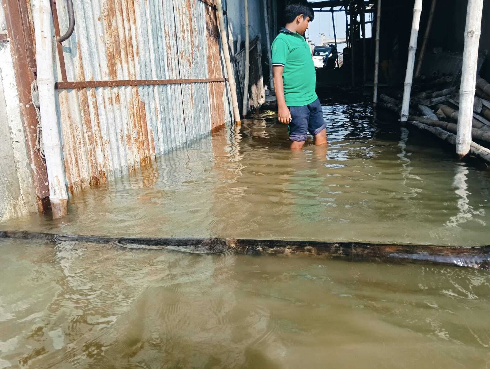 Darbhanga News: दो पंचायत के दर्जनभर गांवों में बाढ़ का कहर, घरों में घुसा पानी