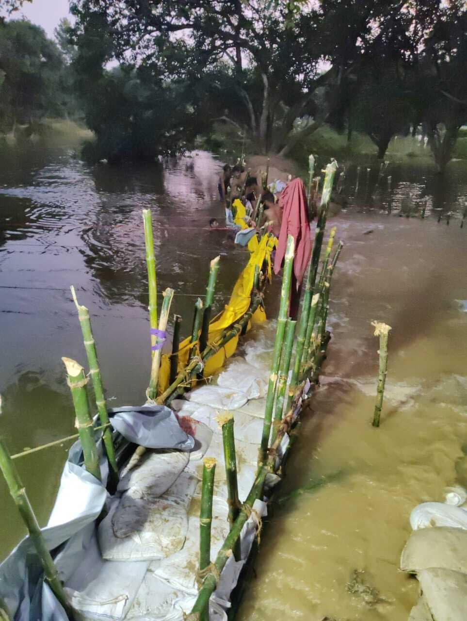 शेखपुर दानी गांव के समीप 25 फीट में टूटा कमला मरने का बांध, खेतों में तेजी से फैल रहा पानी