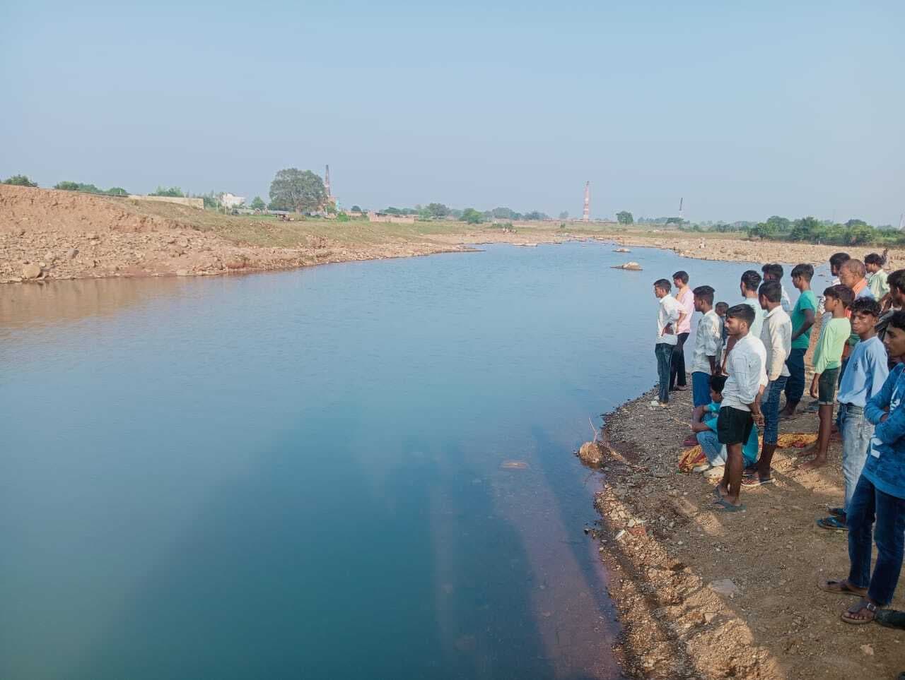 sasaram news : तुतला नदी में डूबने से बुजुर्ग की गयी जानएक सप्ताह पहले चटनी बिगहा निवासी किशोर की इसी नदी में डूबने से हुई थी मौतमहिला के शव को पुलिस अपने कब्जे में ले सासाराम भेजा पोस्टमार्टम के लिए. फोटो -26-तुतला नदी के समीप लगी ग्रामीणों की भींड. प्रतिनिधि , तिलौथू थाना क्षेत्र के तुतला नदी में डूबने से एक बुजुर्ग व्यक्ति की मौत हो गयी. गुरुवार की शाम चार बजे तुतला नदी स्टॉप डैम के पास यह हादसा हुआ. जानकारी के अनुसार, तिलौथू थाना क्षेत्र के रेड़िया गांव निवासी स्व रामपति रजवार की पत्नी ठकुरिया देवी नहाने के लिए नदी में गयी थीं. नहाने के दौरान वे अचानक गहरे पानी में चली गयी और डूब गयी. घटना की जानकारी मिलते ही स्थानीय ग्रामीणों ने खोजबीन शुरू कर दी. इसके बाद पुलिस भी मौके पर पहुंची. काफी खोजबीन के बाद महिला का शव नदी से बाहर निकल गया. मौके पर पहुंची पुलिस ने शव को कब्जे में लेकर पोस्टमार्टम के लिए आवश्यक कागजी प्रक्रिया पूरी कर रही है .घटना के बाद मृतका के परिजनों का रो-रोकर बुरा हाल है. गौरतलब है कि तुतला नदी में यह इस सप्ताह का दूसरा हादसा है. इससे पहले रविवार को इसी जगह पर थाना क्षेत्र के चटनी बिगहा गांव निवासी 12 वर्षीय बालक रवि कुमार की डूबने से मौत हो गयी थी. रवि कुमार अपने दोस्तों के साथ नहाने गया था, लेकिन गहरे पानी में चले जाने के कारण वह बाहर नहीं निकल सका था. लगातार हो रही इन दर्दनाक घटनाओं से क्षेत्र में दहशत का माहौल है.