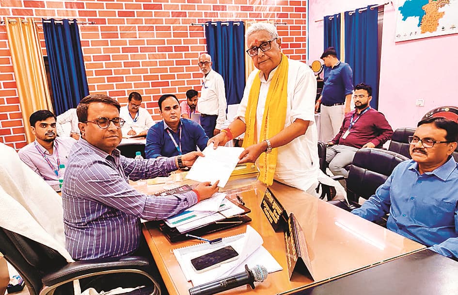 Gopalganj News : सदर से डॉ शशि शेखर सिन्हा, तो बरौली से पूर्व मंत्री रामप्रवेश राय समेत नौ ने दाखिल किया नामांकन