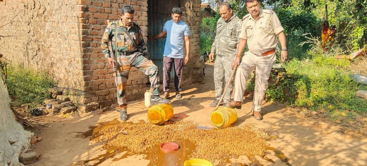 Giridih News :बेंगाबाद पुलिस ने अवैध महुआ शराब के खिलाफ चलाया अभियान