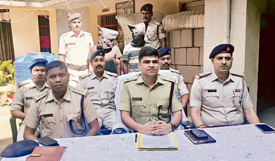 Seraikela Kharsawan News : सरायकेला में नकली शराब फैक्ट्री का भंडाफोड़, दो गिरफ्तार