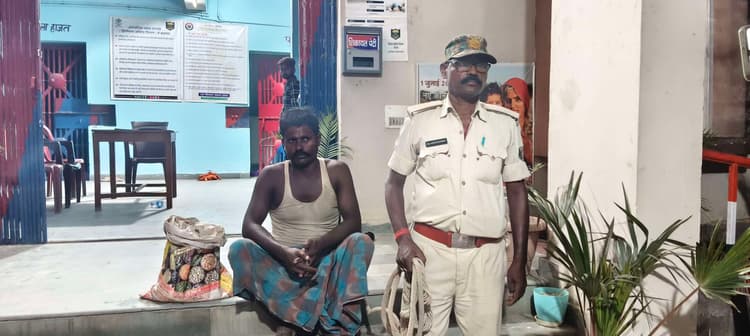 12 लीटर देशी शराब के साथ तस्कर गिरफ्तार