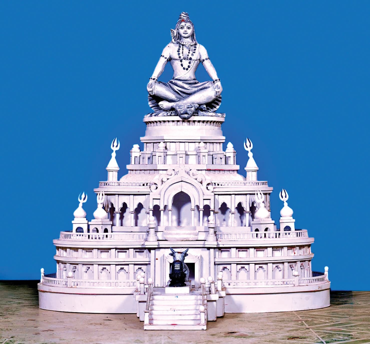 Chaibasa News : अमला टोला में एल्युमिनियम से बन रहा मां का भव्य पंडाल