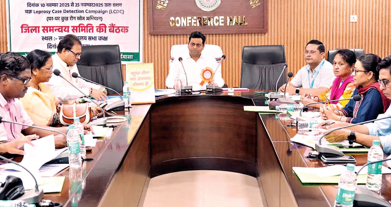 Chaibasa News : सीएचसी में दवा जलाने की रिपोर्ट सात दिनों में दें : डीसी