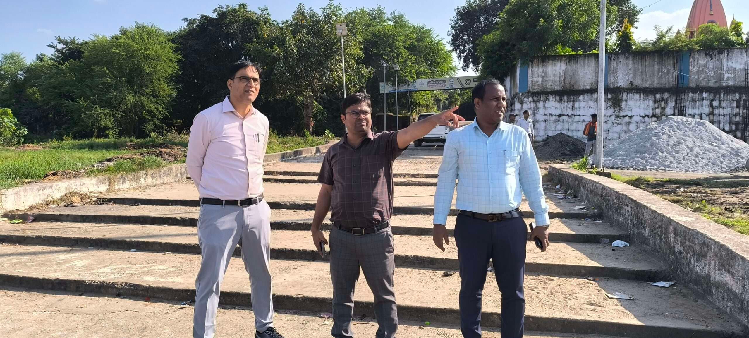 Giridih News :नगर प्रशासक ने की छठ घाटों का निरीक्षण, सफाई कार्य में गति लाने का निर्देश