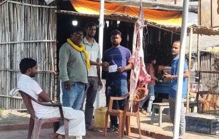मीट के अवशेष खुले में फेंकने पर दो दुकानदारों से वसूला गया जुर्माना