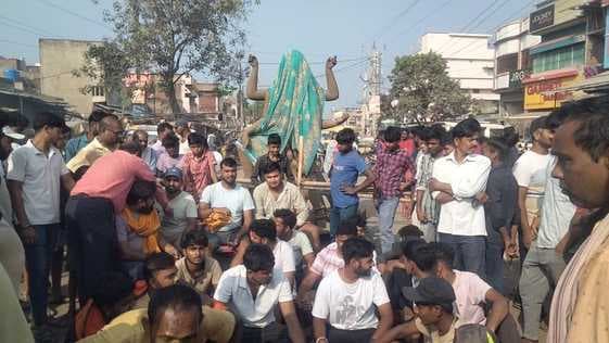 काली पूजा मेले को लेकर पथरगामा में विवाद, सड़क जाम से तीन घंटे बाधित रहा यातायात