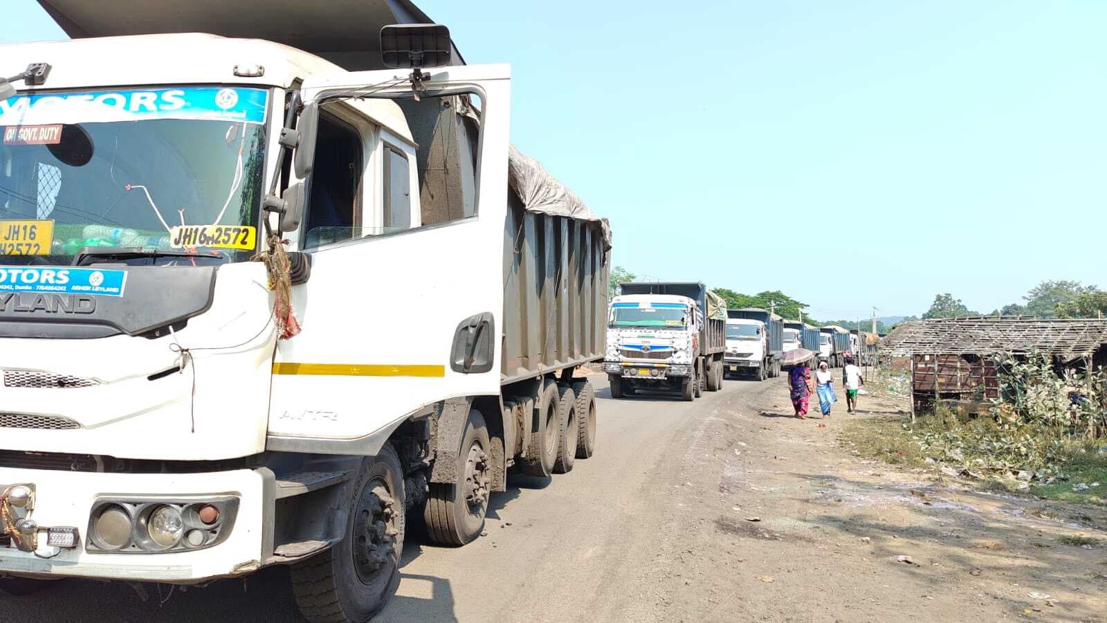 डीटीओ ने बालू लदा 20 हाइवा को रोका