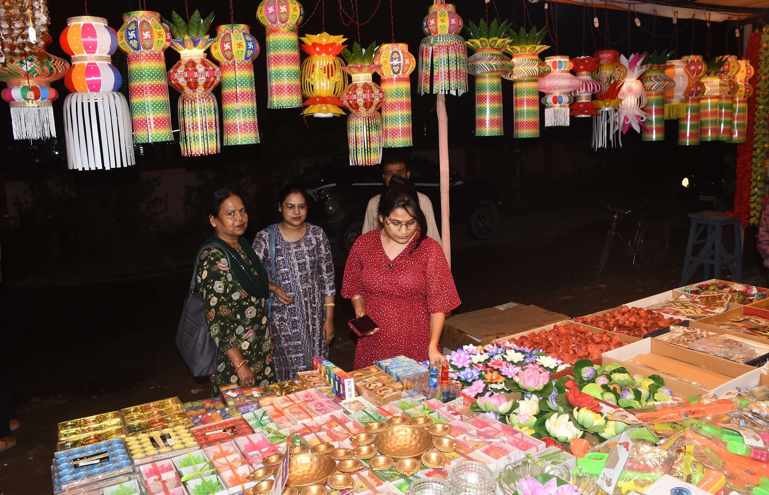 Bokaro news : बोकाराे में बाजारों की बढ़ी रौनक, सजी दुकानें