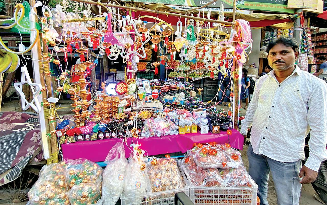 Rourkela News: रंग-बिरंगी झालरों व सजावटी सामान की हो रही बिक्री, एक्रेलिक वुडन रंगोली व स्टीकर हैं आकर्षण