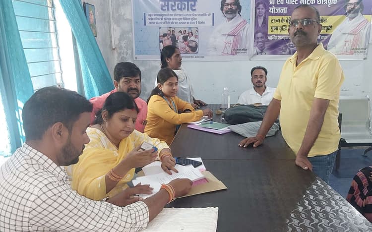 Bokaro News : सीएसआर कार्यों का सर्वेक्षण करने पहुंचीं एक्सआइएसएस की टीम