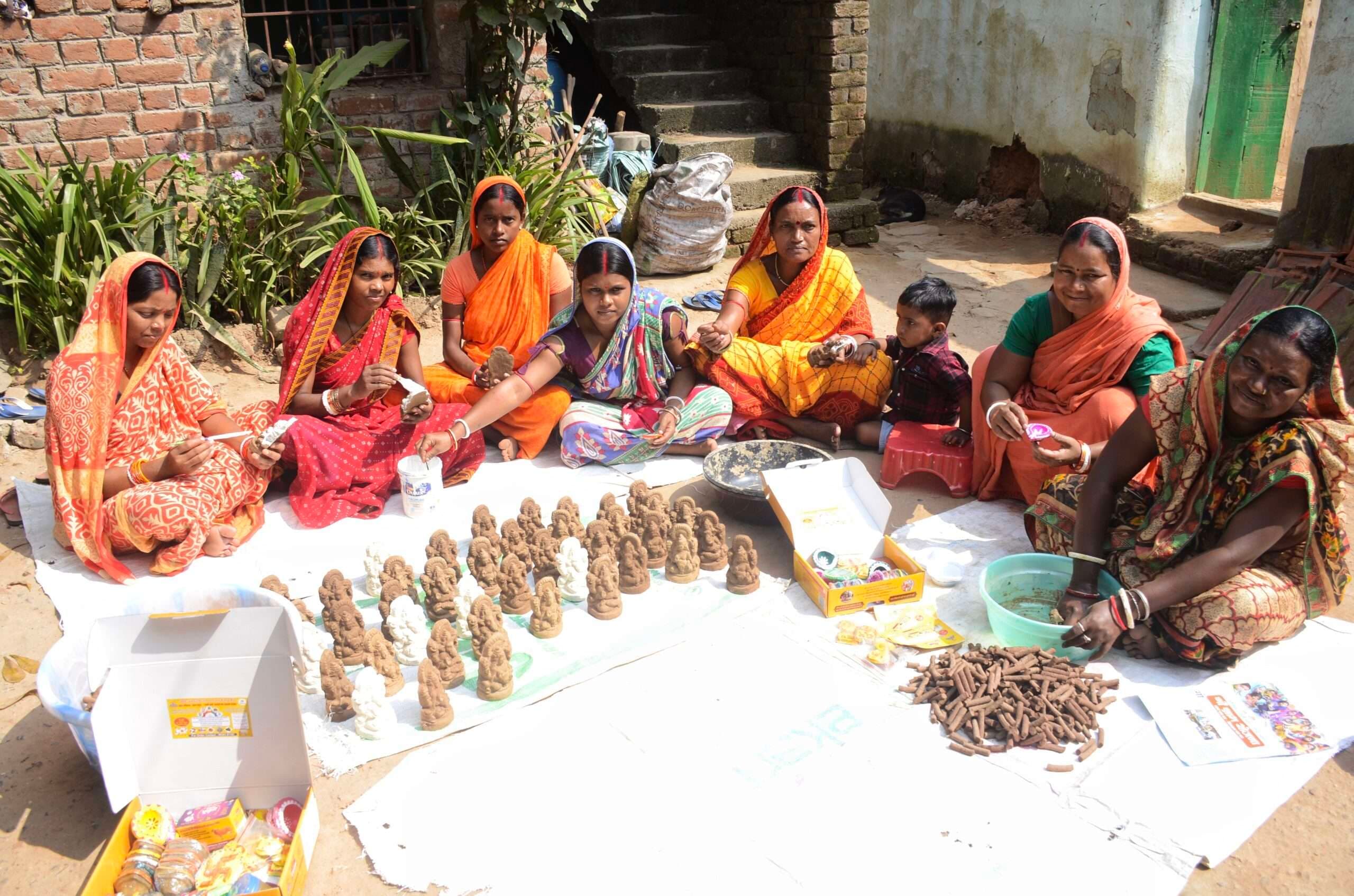 Dhanbad News: गोबर से लक्ष्मी-गणेश की मूर्ति बना रही शबरी बस्ती की महिलाएं