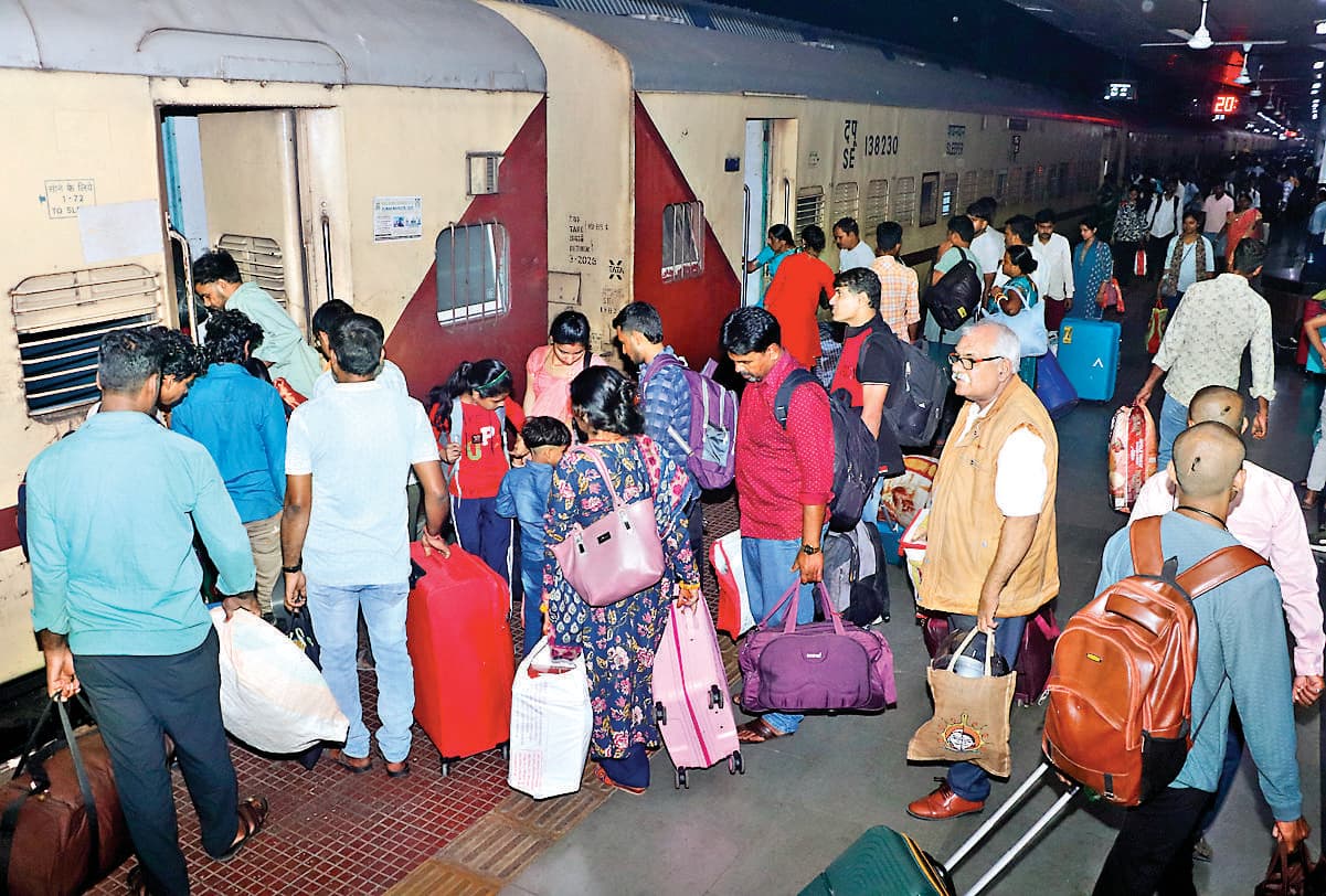 Jamshedpur News : फेस्टिव सीजन इफेक्ट : अधिकांश ट्रेनों में टिकट हो रहा रिग्रेट, फिर से बनने लगी भीड़ की स्थिति