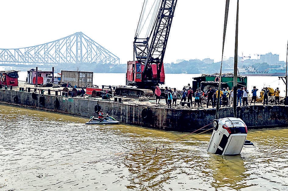 नीमतला घाट : कार लुढ़क कर नदी में समायी, तीन लोग जख्मी