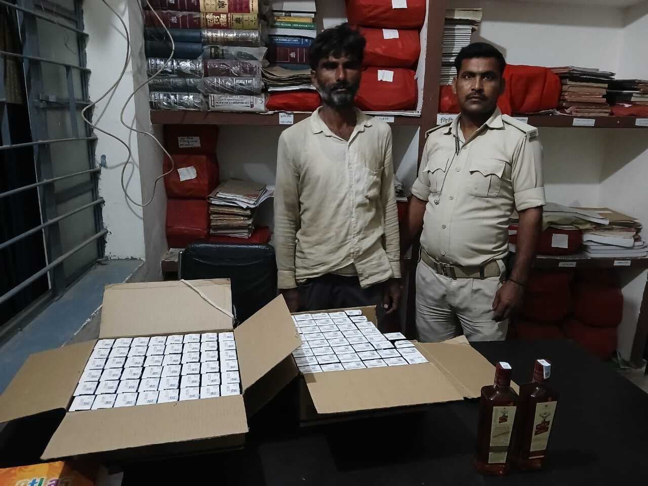नदी तट से दो पेटी शराब के साथ तस्कर गिरफ्तार