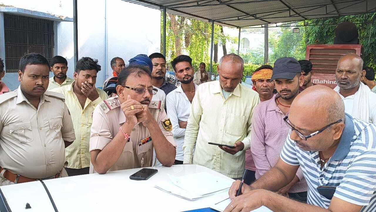 बिजली के खंभे से टकराकर बाइक सवार युवक पानी में गिरा, मौत