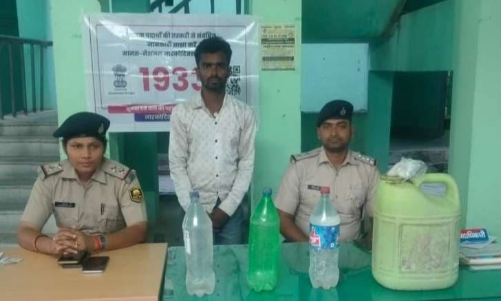 चोरी की बाइक व 16 लीटर शराब के साथ युवक गिरफ्तार