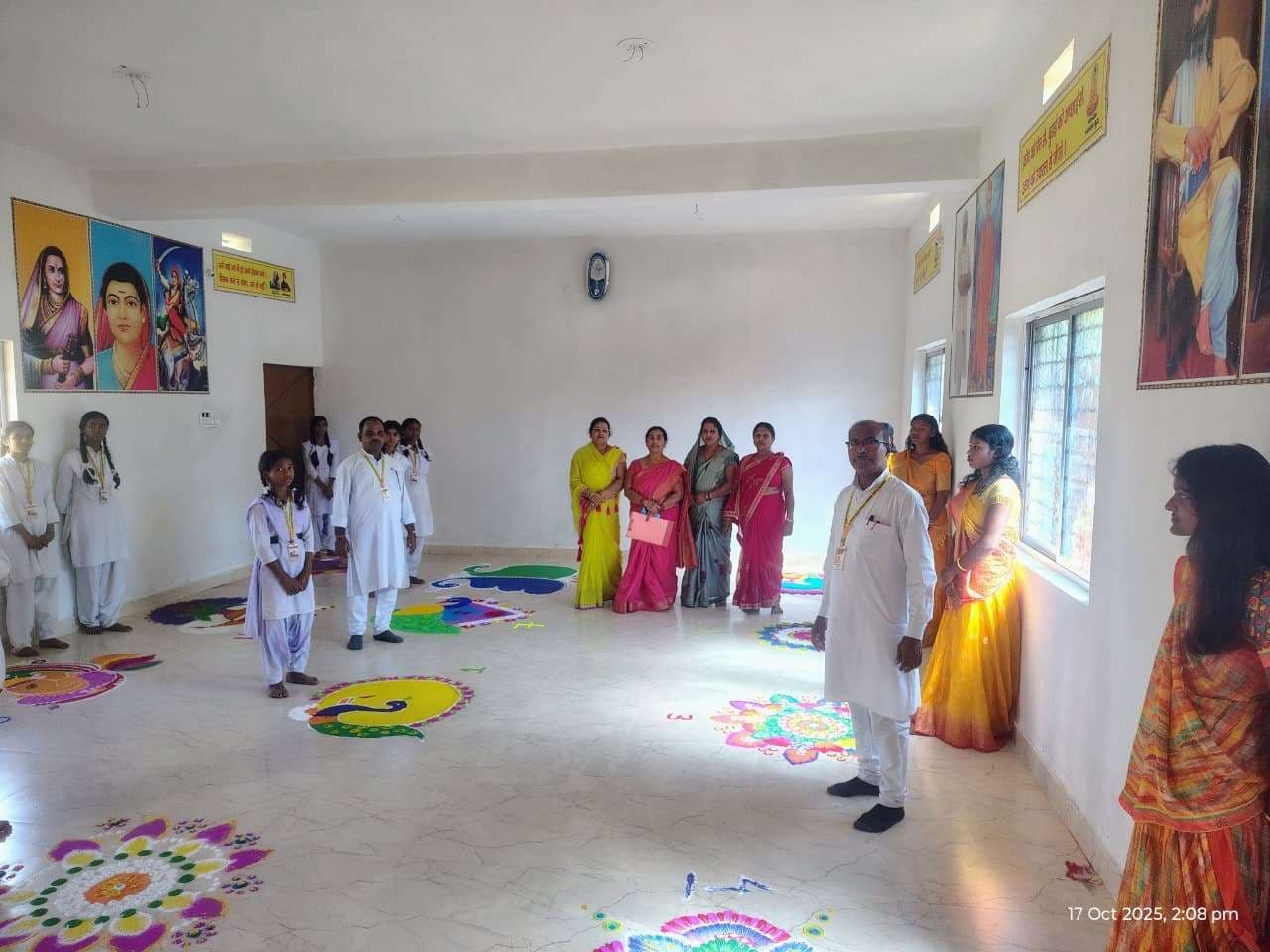 स्कूल में रंगोली व छठ गीत प्रतियोगिता