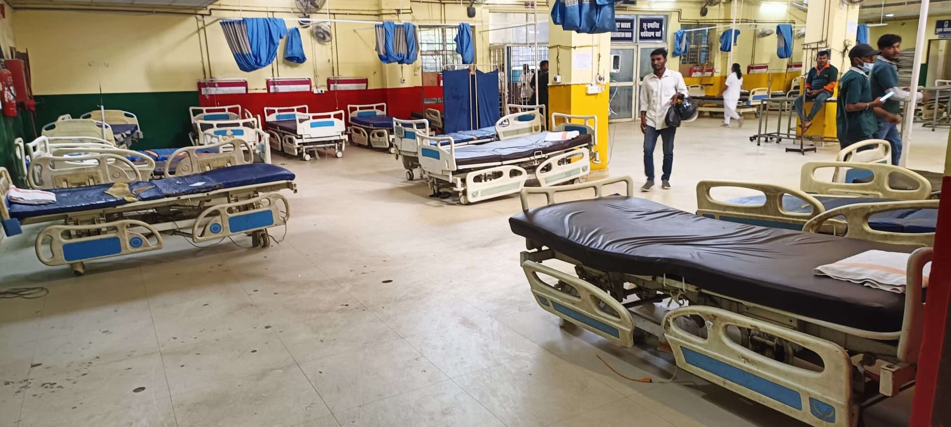 परिजनों के हंगामा के बाद मगध मेडिकल के इमरजेंसी में सीनियर डॉक्टरों ने काम किया बंद