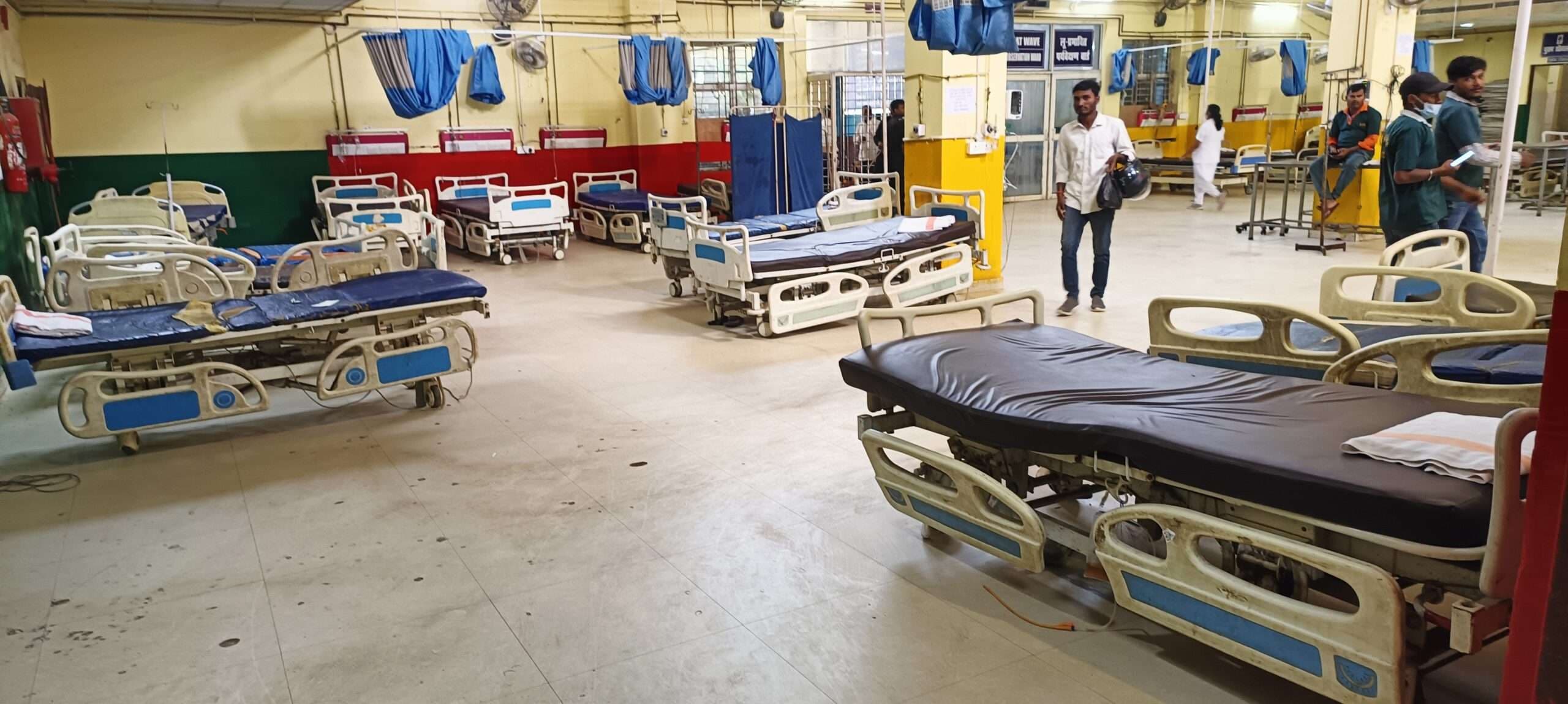 परिजनों के हंगामा के बाद मगध मेडिकल के इमरजेंसी में सीनियर डॉक्टरों ने काम किया बंद