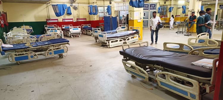 परिजनों के हंगामा के बाद मगध मेडिकल के इमरजेंसी में सीनियर डॉक्टरों ने काम किया बंद