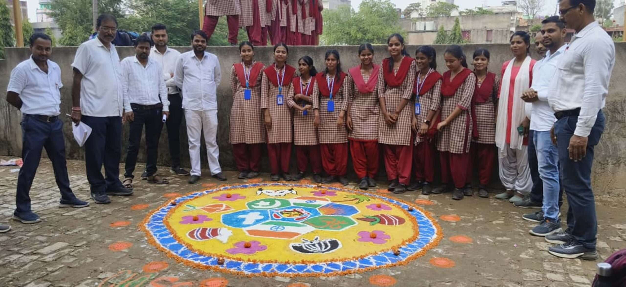 छात्राओं ने रंगों से दिया सामाजिक संदेश, सृजनशीलता के संग दिखा टीमवर्क