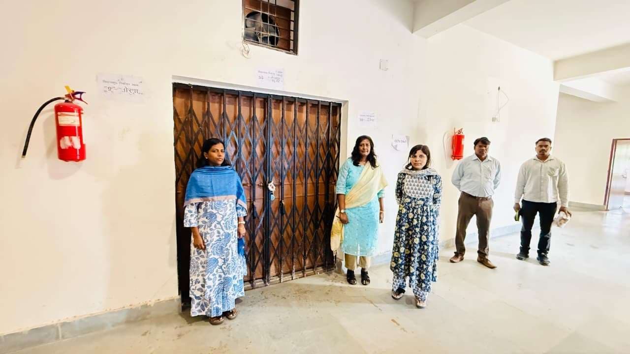 डीसी ने इवीएम वेयर हाउस का किया निरीक्षण