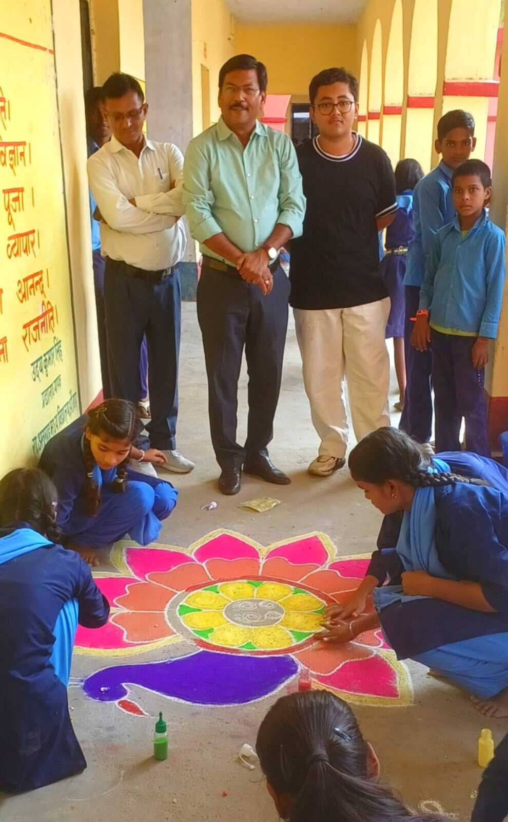 मतदाता को प्रोत्साहित करने वाली रंगोली को प्रथम पुरस्कार