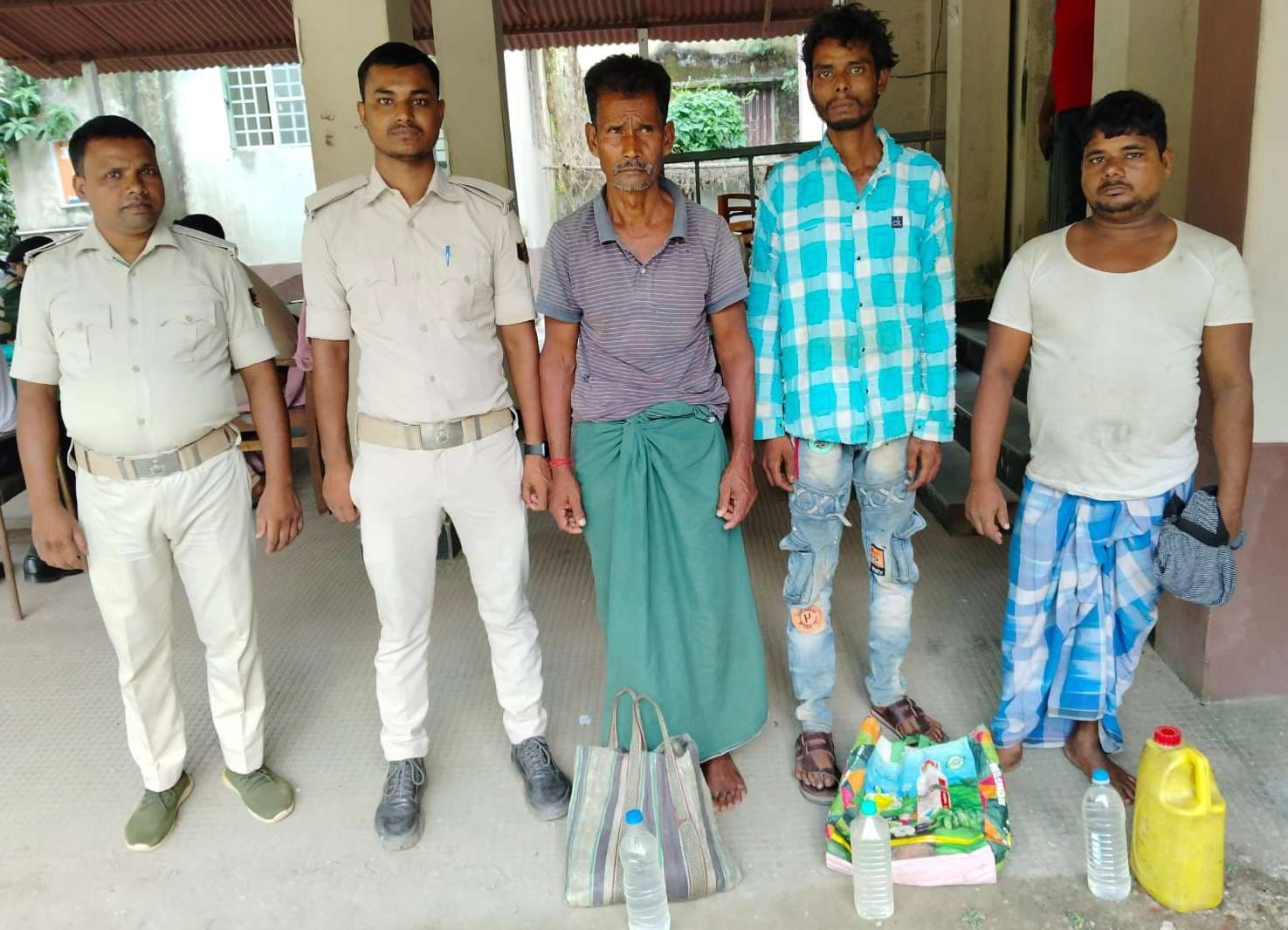 10 लीटर शराब के साथ तीन गिरफ्तार