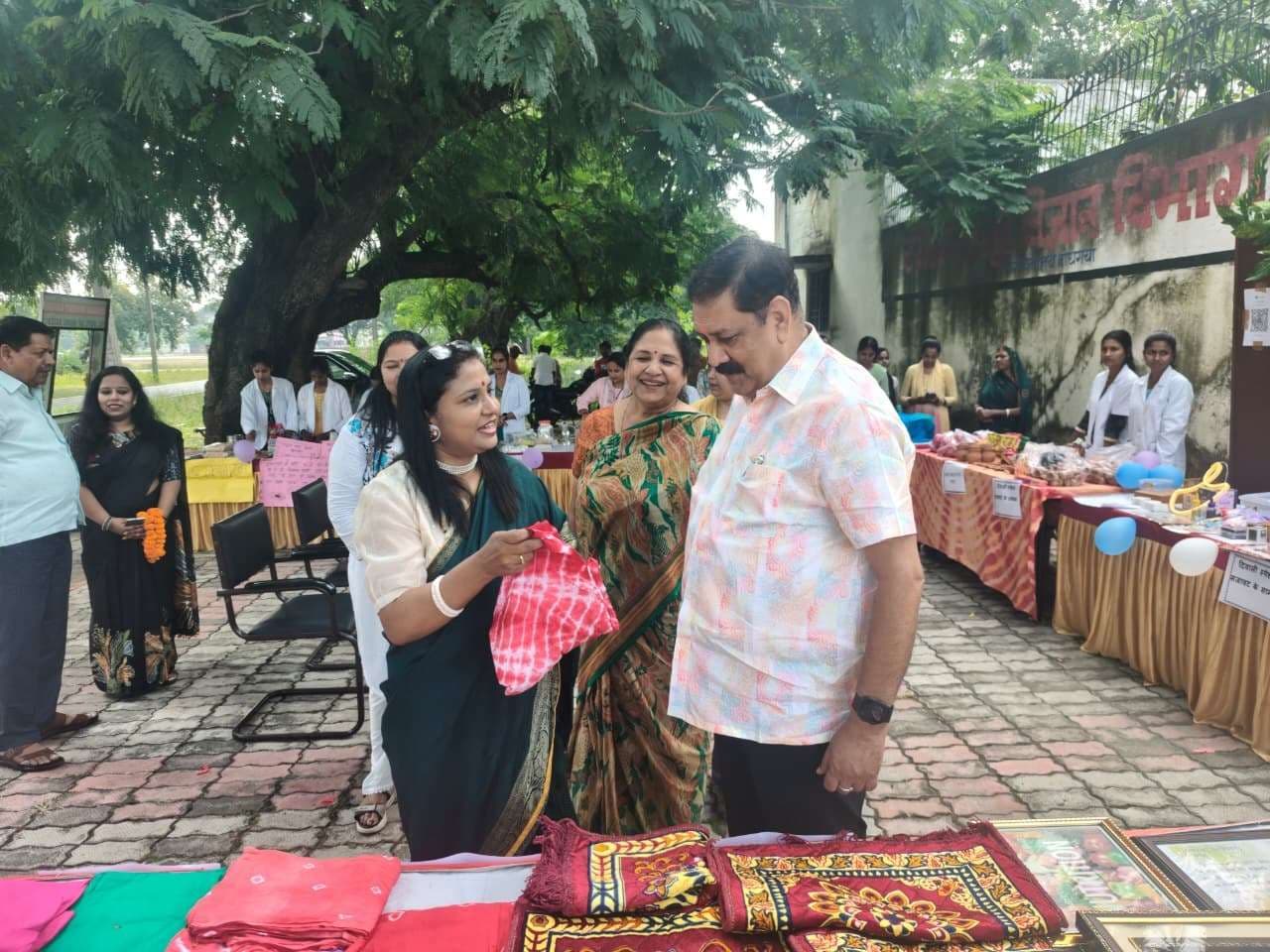 आत्मनिर्भरता व रचनात्मकता का प्रतीक है दीपावली मेला : कुलपति