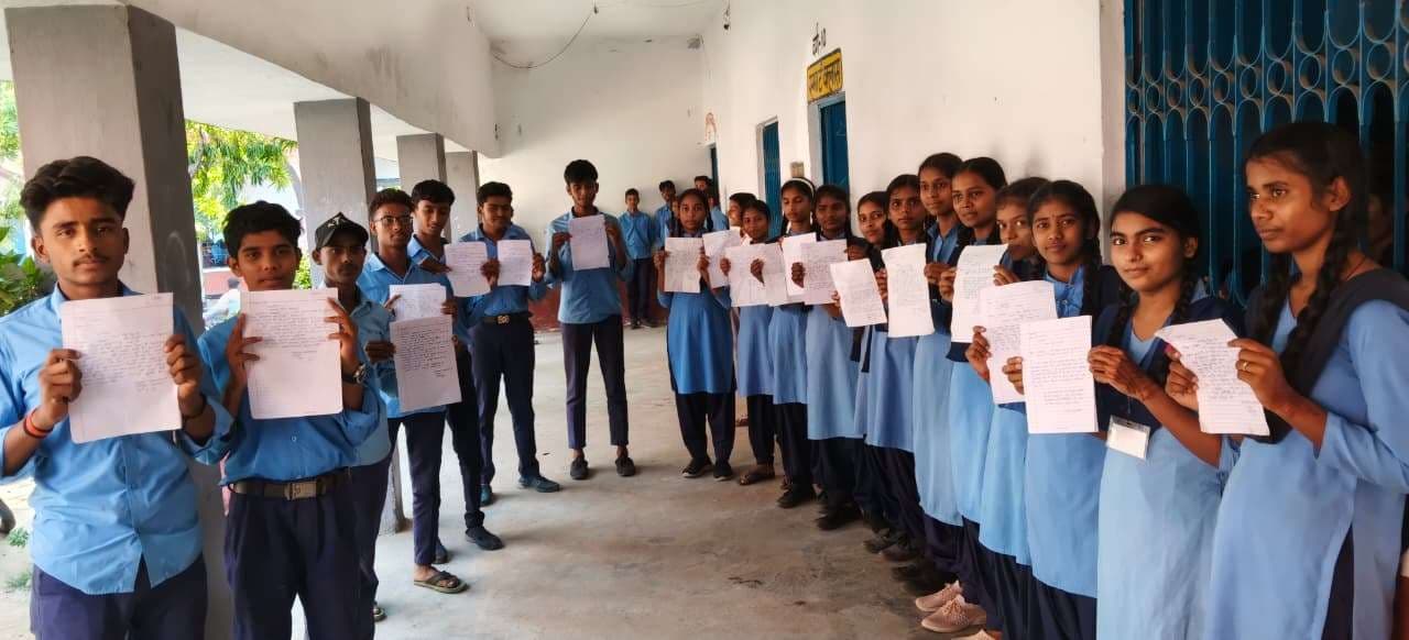 अमेयां पश्चिम में छात्र-छात्राओं ने पत्र लिखकर की वोट देने की अपील