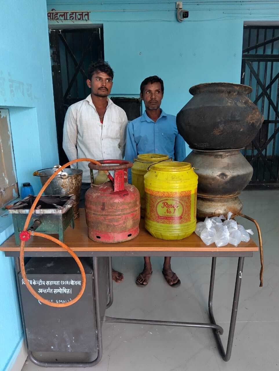 दो धंधेबाज धराये, शराब के साथ उपकरण  जब्त