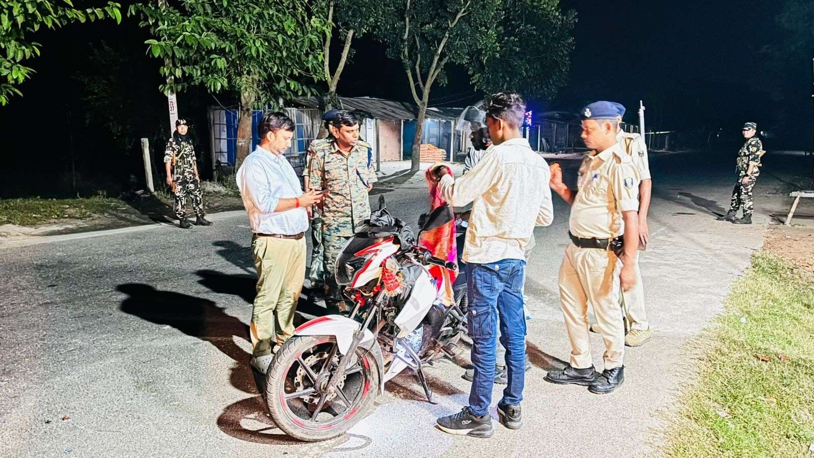 चेकपोस्ट होकर गुजरने वाले सभी वाहनों की लें तलाशी