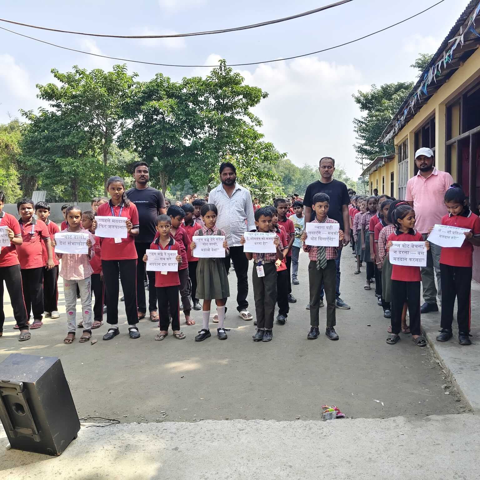 स्कूली बच्चों ने निकाली मतदाता जागरूकता प्रभातफेरी