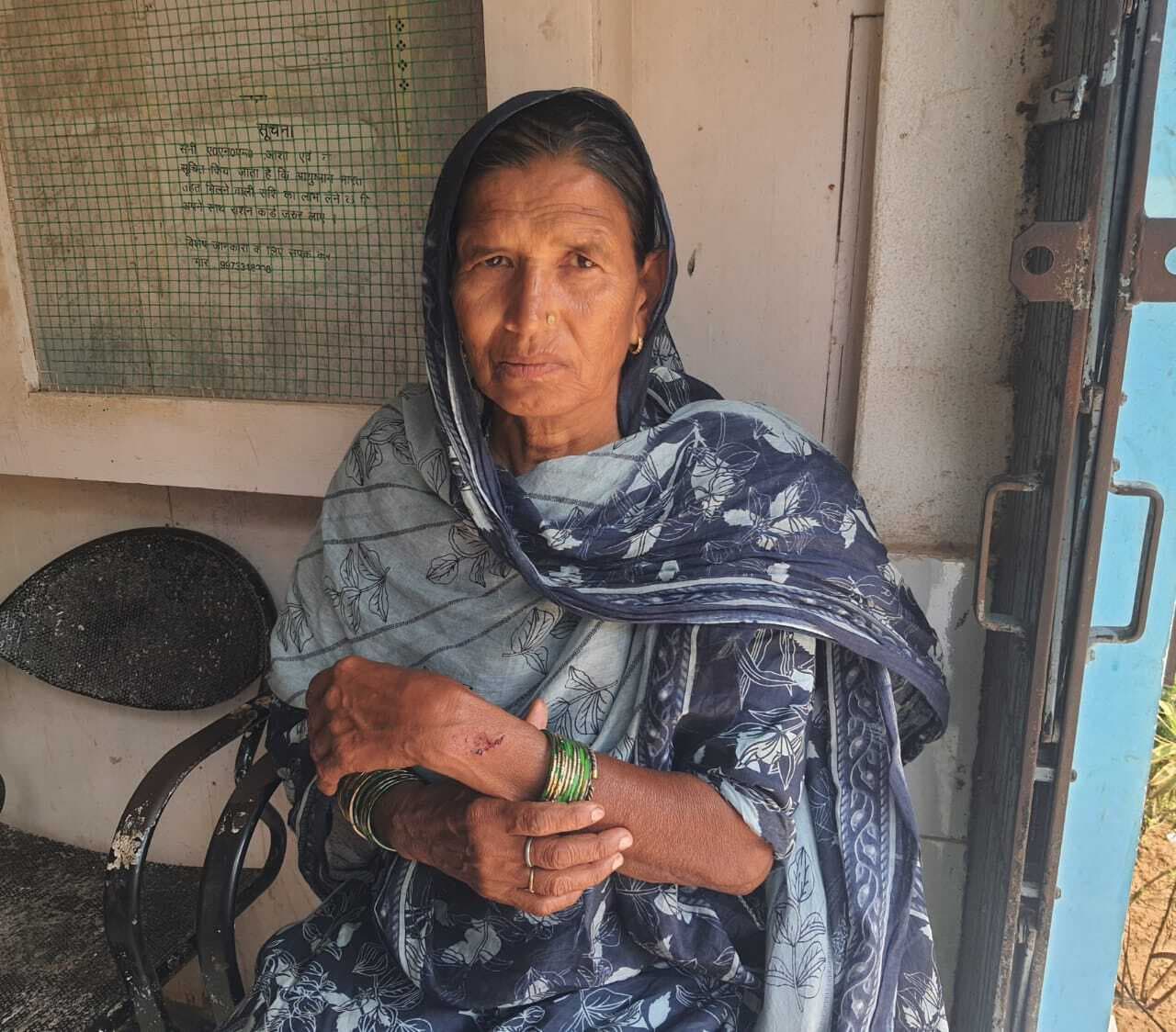 फसल चरने का विरोध करने पर महिला को पीटा