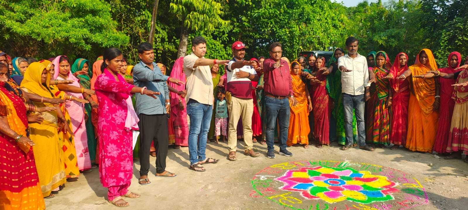 मतदान के लिए मतदाताओं को अधिकारी व कर्मी ने किया जागरूक