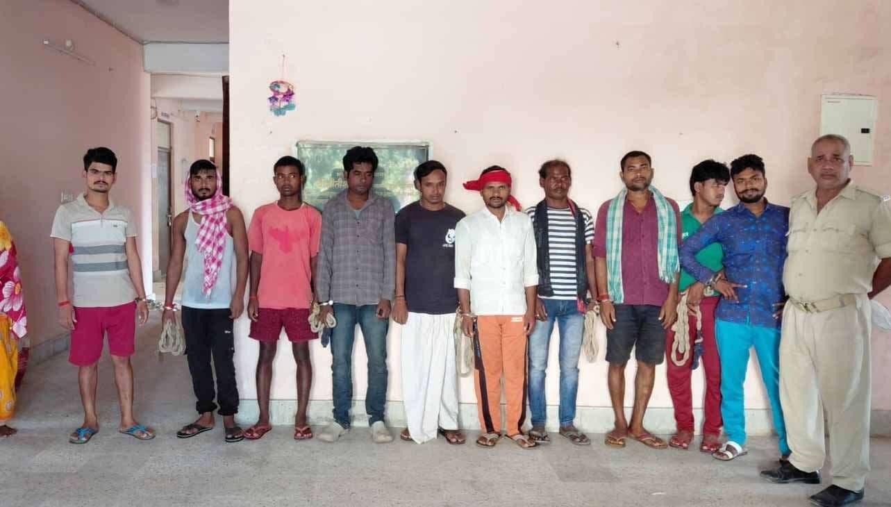 एक महिला सहित पांच शराब तस्कर व छह शराबी गिरफ्तार