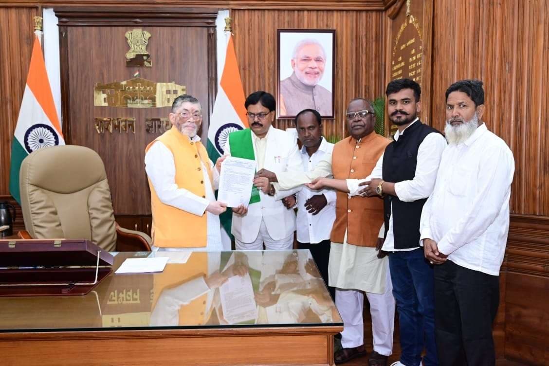 खनन क्षेत्रों में मूलभूत सुविधाओं की मांग को लेकर रैविमो ने राज्यपाल को ज्ञापन सौंपा