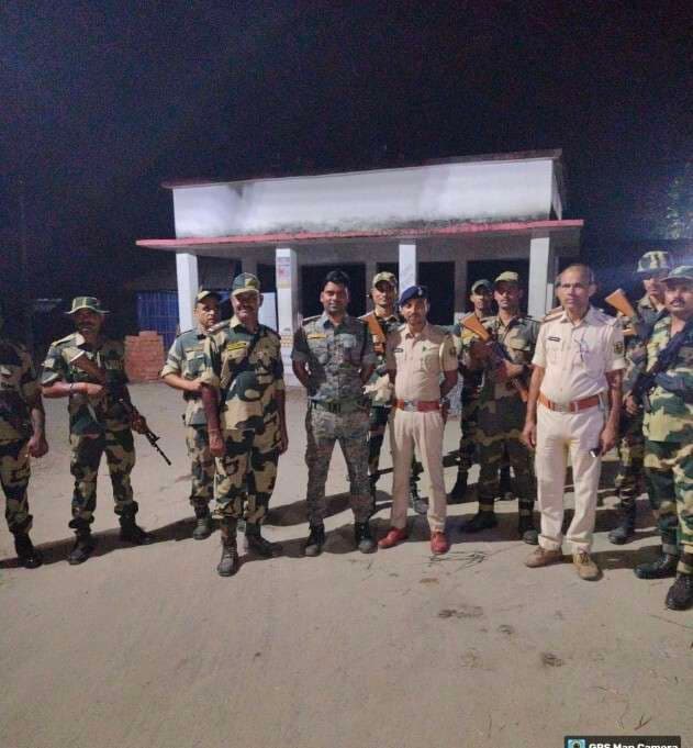 त्यौहार व चुनाव को ले पैरामिलिट्री फोर्स ने निकाला फ्लैग मार्च