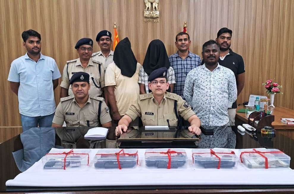 7 पिस्टल व 8 मैगजीन के साथ दो हथियार कारोबारी गिरफ्तार, 1.97 लाख रूपया जब्त
