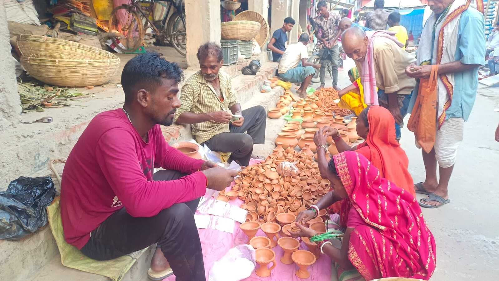 दीपावली को लेकर मिट्टी के दीपों की बिक्री जोरों पर