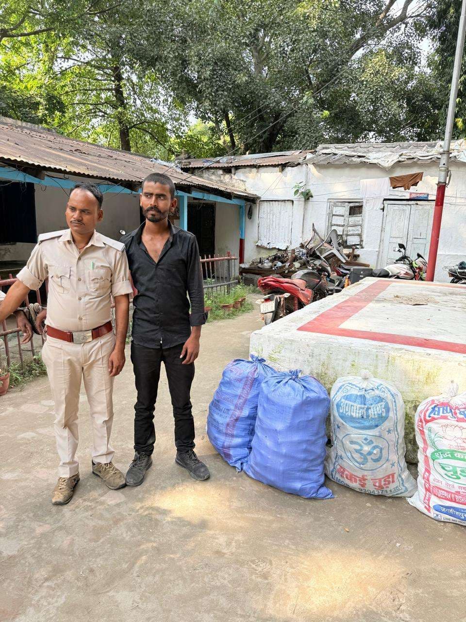 550 बोतल नेपाली शराब के साथ तस्कर गिरफ्तार