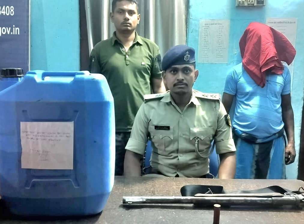 मास्केट व गोली के साथ चालीस लीटर शराब बरामद