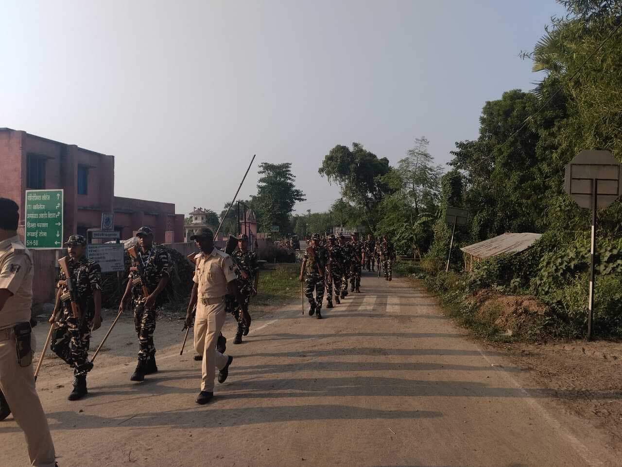 चुनाव को लेकर पुलिस ने किया फ्लैग मार्च