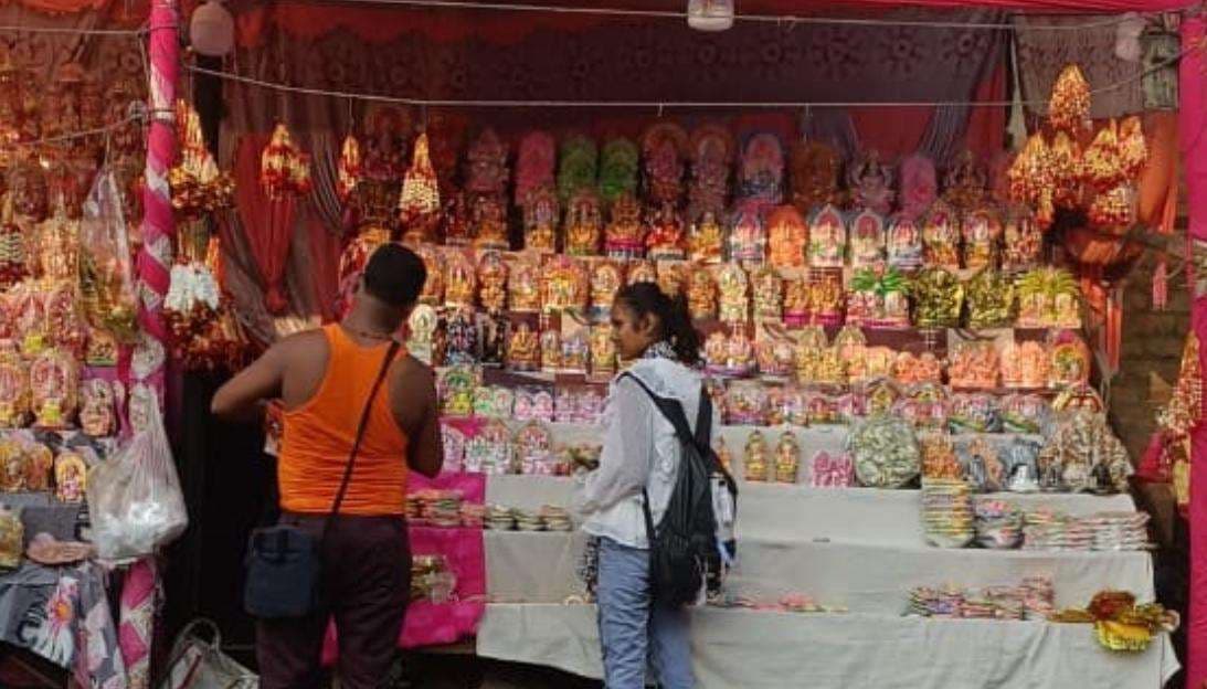Samatipur : दीपावली व धनतेरस को लेकर सजा बाजार