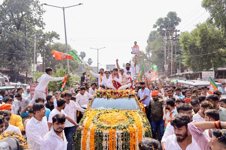 तरारी विधानसभा से राजग प्रत्याशी विशाल प्रशांत ने किया नामांकन