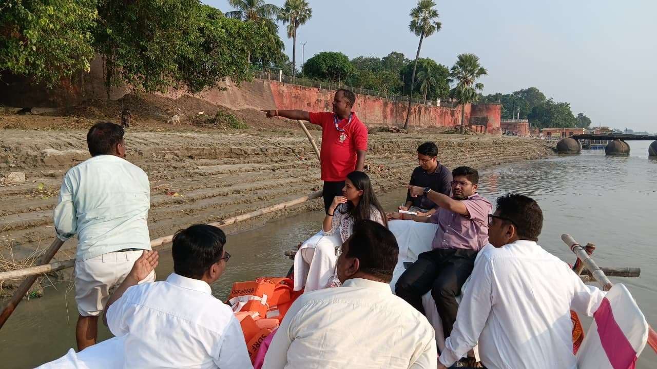 जिलाधिकारी ने छठ घाटों का किया निरीक्षण, सुविधाओं को बेहतर बनाने का निर्देश
