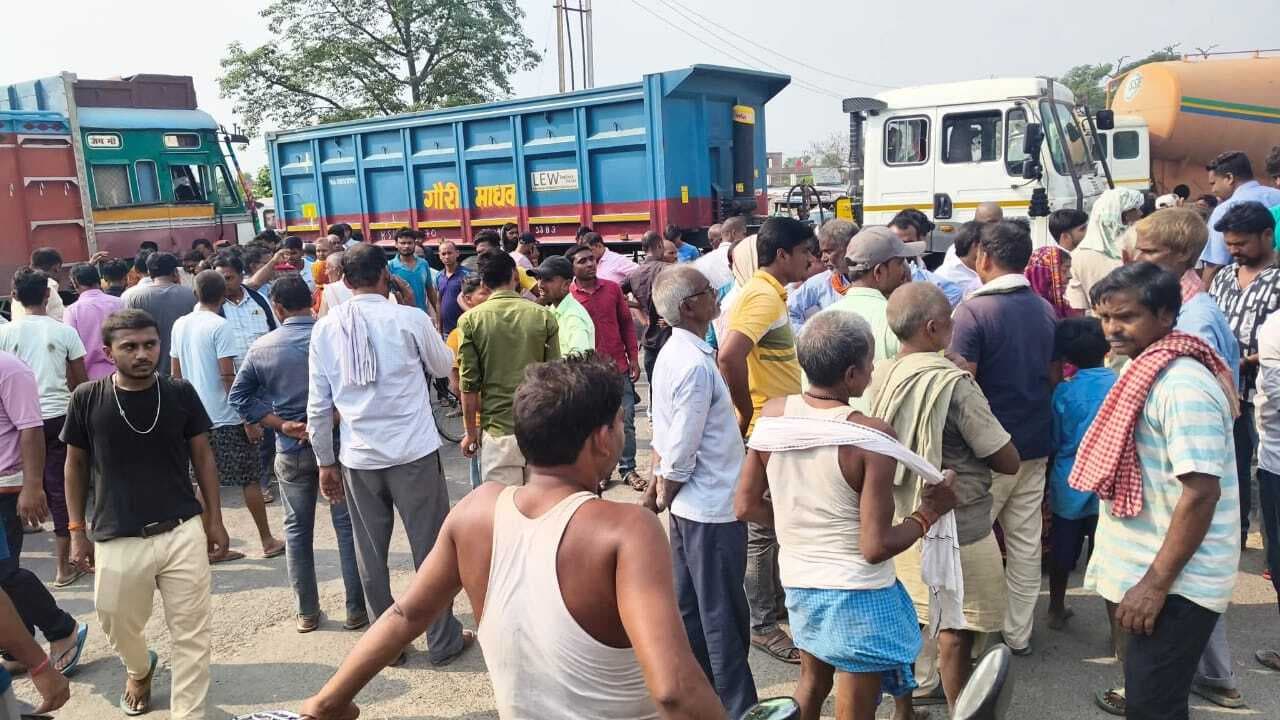 Samatipur : दो बाइकों की टक्कर में किसान की मौत, सड़क जाम