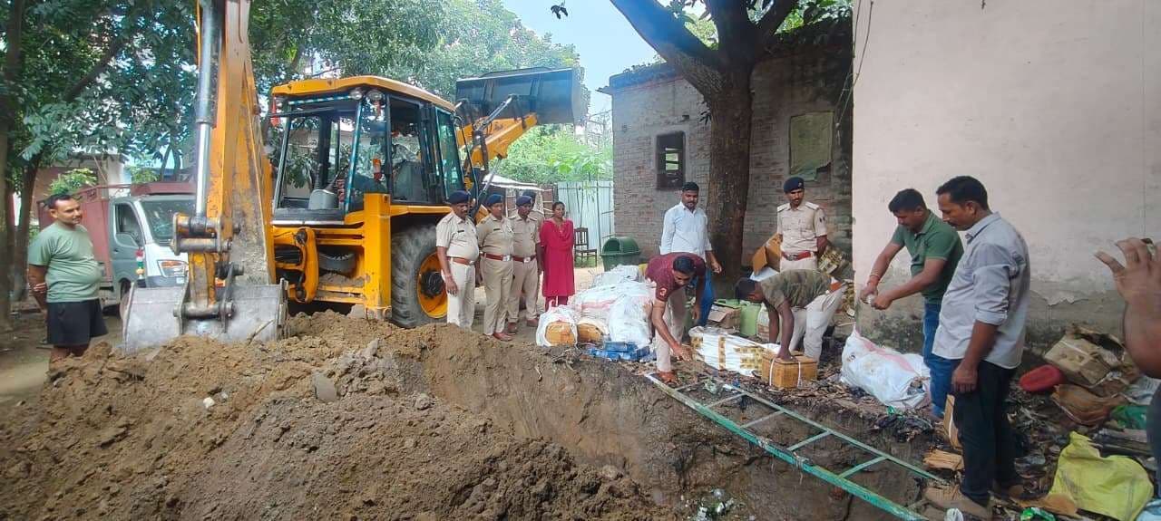 विदेशी व देसी शराब किया गया नष्ट